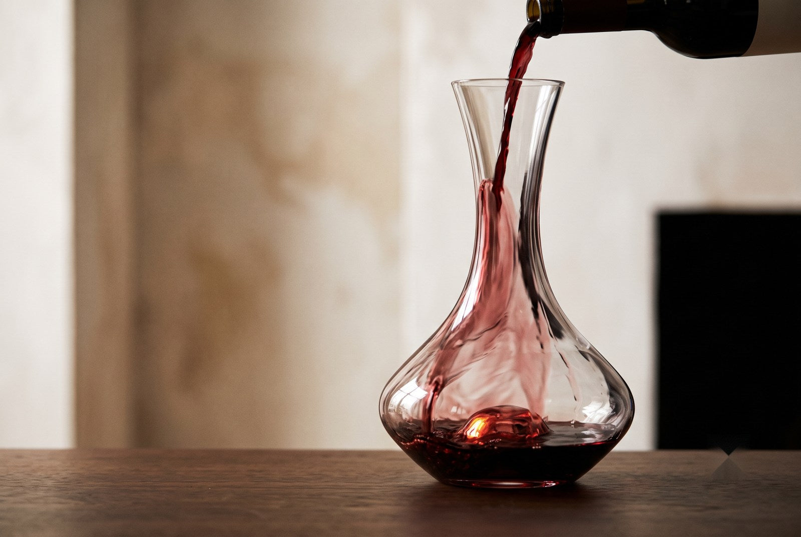 Decantador de cristal servindo vinho tinto