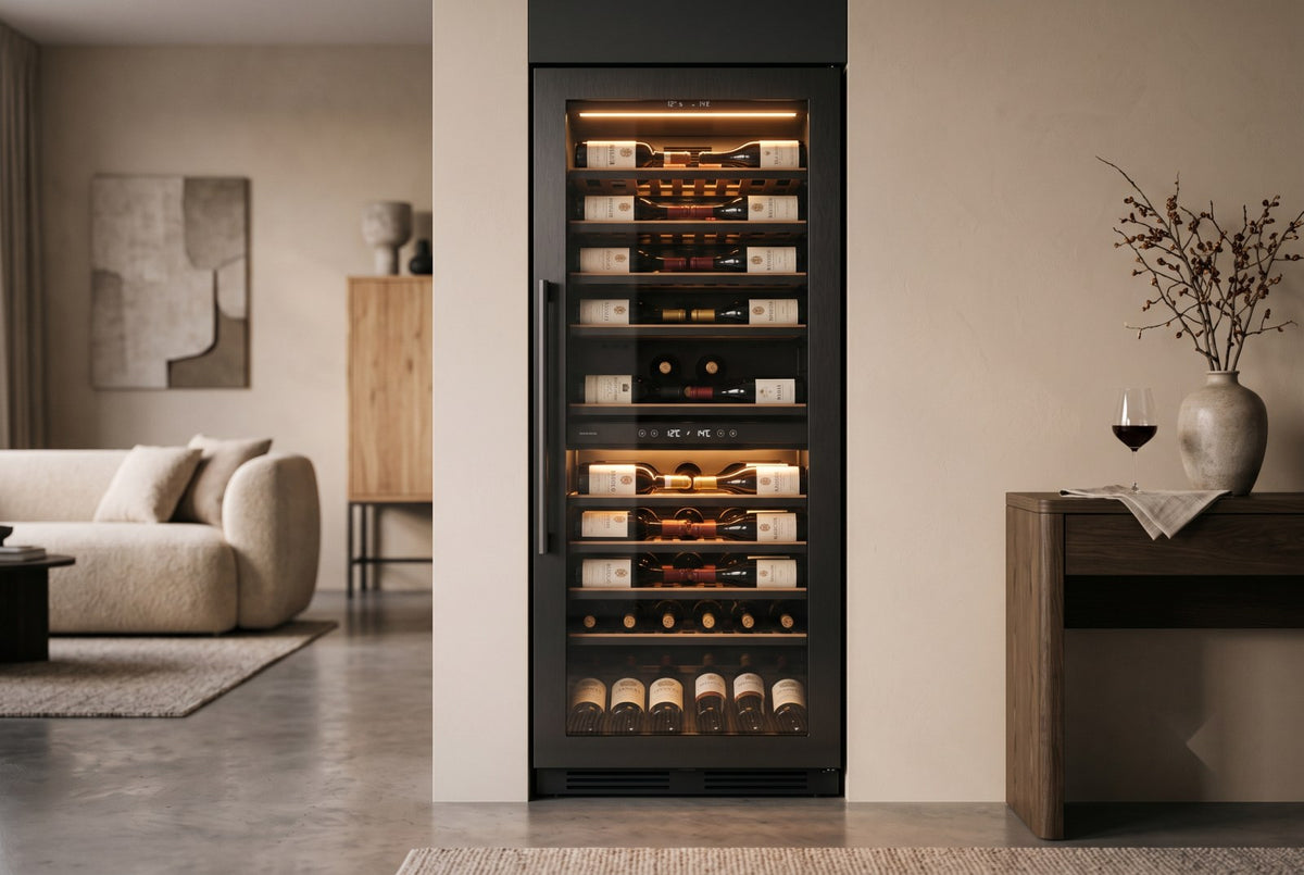 Adega climatizada de vinhos integrada à sala de estar